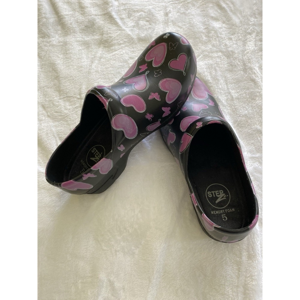StepZ Women's Size 5 Slip-Resistant Nursing Clogs Black Pink Hearts Memory Foam